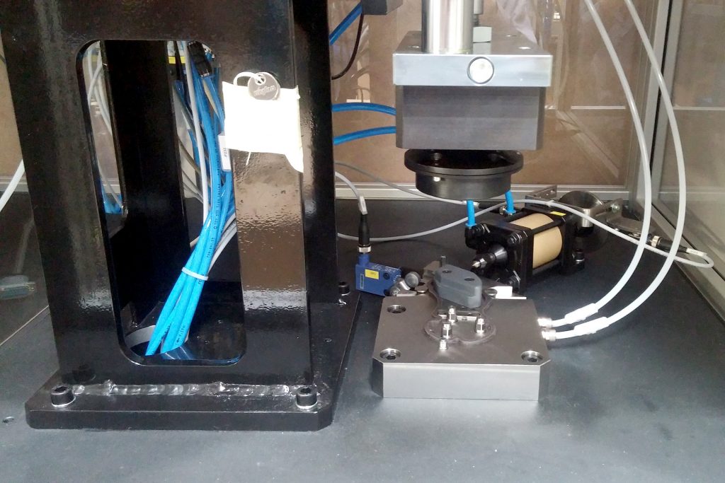 Leak test fixture with pneumatic clamping